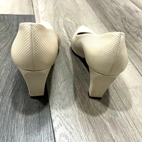 Stuart Weitzman  Creamy-Gold Pumps w Textured Leather, Block Heels, Size 6 - Picture 8 of 14